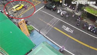 計程車擊落騎士！婦遭撞趴地動彈不得