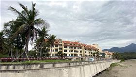 美麗灣仲裁案結果出爐　環團提訴求台東美麗灣渡假村仲裁案結果出爐，將由台東縣政府以新台幣6.29億元買回建築物。多個環團24日發表聲明，提出仲裁資訊應公開、拆除美麗灣建物兩大訴求，不過也有當地民眾認為可保留建築物，改為海洋教育用途等。中央社記者盧太城台東攝　109年10月24日