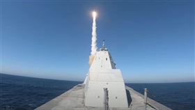 中國解放軍麥擱亂，美國海軍神盾驅逐艦將全部署「殺手鐧」-超高音速飛彈，穩定印太區域和平，圖為美艦發射飛彈畫面。（圖／翻攝U.S. Navy YouTube）