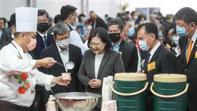 文總藝文聯誼茶會　蔡總統品嚐特色餐點中華文化總會24日舉辦「2020藝文聯誼茶會–共下好柿節」，現場準備客家及馬祖特色美食，文總會長蔡英文（前中）、副會長陳建仁（前左2）、文化部長李永得（中後）與連江縣長劉增應（前右2）等人一同品嚐攤位特色點心。中央社記者裴禛攝　109年10月24日