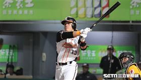 ▲統一獅游擊手陳鏞基安打送回吳桀睿。（圖／記者劉彥池攝影）