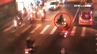 2機車相撞冒白煙　騎士暴怒摔帽扭打