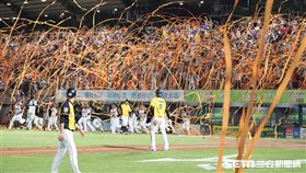 ▲統一獅下半季封王拋下橘色彩帶。（圖／記者劉彥池攝影）