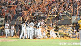 ▲統一獅下半季封王拋下橘色彩帶。（圖／記者劉彥池攝影）