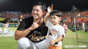 ▲統一獅外野手蘇智傑和兒子合影。（圖／記者劉彥池攝影）