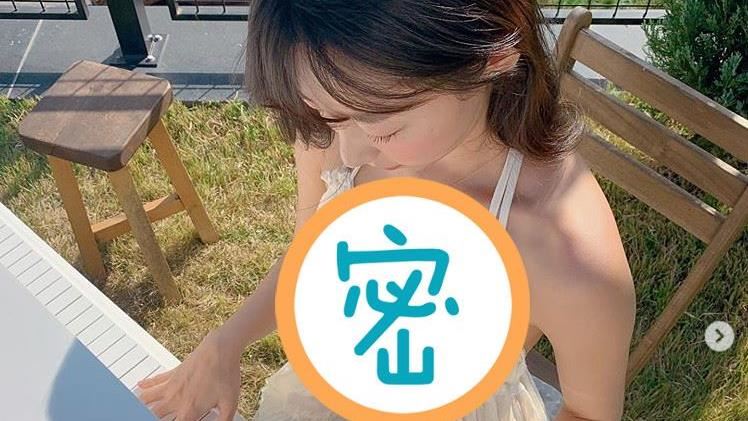 甜心DJ彈琴　上帝視角讓胸型被看光