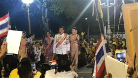 泰王和王后出席王室活動泰王瓦吉拉隆功和王后蘇堤達23日出席拉瑪五世朱拉隆功（Chulalongkorn）的紀念日活動，從大皇宮步行到律實宮，路邊有穿滿黃色衣服的民眾夾道歡迎。中央社記者呂欣憓曼谷攝　109年10月24日