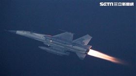 「國軍106年春節加強戰備」，空軍在台南基地安排IDF戰機展示「大兵力滑行」以及「夜間單機起飛科目」。記者邱榮吉攝