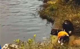 陪閨密散心！她「蹲下綁鞋帶」遭推入水庫…雙亡恐怖畫面曝（圖／翻攝自微博）