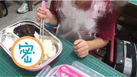 螢光咖哩（圖／翻攝自西暖國小營養午餐網站)