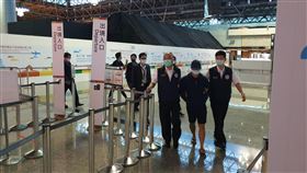 涉助港媒徵信情蒐　李彬豪驅逐出境移民署表示，香港人李彬豪（右2）違反居留目的，在台不法從事跟監拍攝港青參訪活動，其行為已違反港澳條例等規定，予以廢止居留許可，25日將他強制驅逐出境，並管制一定期間不得來台。（翻攝照片）中央社記者黃麗芸傳真　109年10月25日