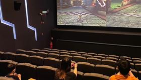 16:9
有錢人的生活！他電影院包場　不看片爽玩Switch
圖／翻攝自爆廢1公社