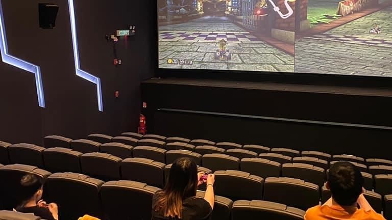包下電影院　他不看片玩Switch