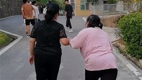 中國／母親牽著腦癱女兒的手陪讀10年（圖／翻攝自微博）