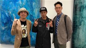 丁春誠限動貼出2018年與黃鴻升及漫畫家阿推在ART TAIPEI合照。（圖／翻攝自丁春誠IG）