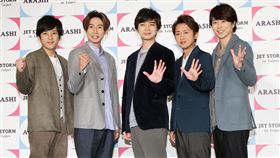 傑尼斯天團「ARASHI嵐」結束亞洲四地的JET STORM快閃之旅，在台灣舉辦記者會後，立刻前往松山機場搭乘專機回日本。（記者邱榮吉/攝影）