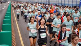 2020長榮航空城市觀光半程馬拉松跑者，享受跑步並突破自己的最佳成績。（圖／長榮提供）