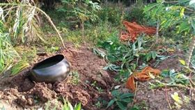 僧人遭到野象襲擊而死，現場遺留一地化緣的物品。（圖／翻攝自推特） 