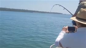 ▲老人魚竿被魚兒拉力重重拉彎，以為釣到大魚。（圖／翻攝自YouTube）