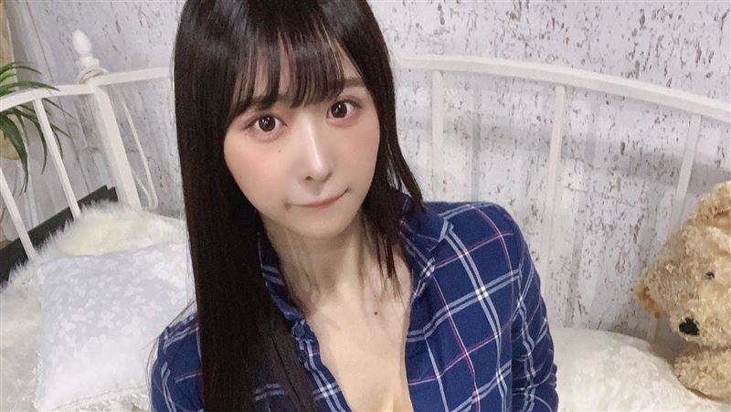 女星曝光睡衣照　美胸大到撐爆扣子