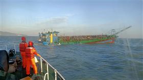 中國船隻越界疑圍島　馬祖海巡趕往查處海巡署馬祖海巡隊25日表示，清晨透過近岸雷達發現有中國船隻越界狀況，立即調派南竿及莒光駐地2艘巡防艇趕往查處，並先行驅離4艘運砂船及1艘抽砂船，目前中國抽砂船均在禁限制水域外。艦隊分署隨後也緊急調派新北艦全速趕往支援取締。（海巡署提供）中央社記者黃麗芸傳真　109年10月25日