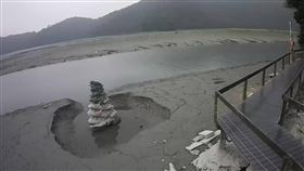 日月潭水庫蓄水率82%　九蛙疊像露8蛙根據中水局資料，日月潭水庫若蓄水率降到90%，水位高度746.82公尺，「九蛙疊像」會露出7蛙；圖為日月潭水庫25日蓄水率降到82.65%，九蛙疊像露出8蛙。（翻攝畫面）中央社記者蕭博陽南投縣傳真　109年10月25日