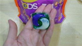 老公將洗衣球擠開，讓女網友笑瘋。（圖／翻攝自臉書社團「Costco好市多 商品經驗老實說」）