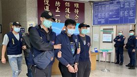 北市行車糾紛竟開槍　警逮人送辦台北捷運大安站6號出口附近23日晚間驚傳槍響，29歲曾姓男子（前左2）因行車爭道糾紛，竟朝路旁開槍後逃逸，警方24日循線把人追緝到案，依法送辦。中央社記者黃麗芸攝　109年10月24日