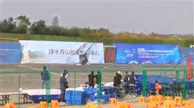 中國自製「掠奪者」直升機！表演到一半突墜機　陸網笑翻（圖／翻攝自推特）