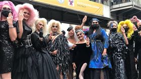 變裝皇后團體加入泰國反政府示威泰國反政府示威不斷，民眾25日集結在曼谷市中心的叻巴頌路口抗議，變裝皇后團體加入抗爭，表達支持態度，也讓現場增添一絲輕鬆氣氛。中央社記者呂欣憓曼谷攝　109年10月25日
