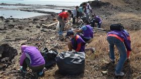 三總澎湖分院醫護志工助淨灘（1）三總澎湖分院醫護及志工25日一起到漁翁島遊客服務中心附近海岸淨灘，在海風呼嘯下，共清出近700公斤海漂廢棄物，讓海岸線再現潔淨。中央社　109年10月25日