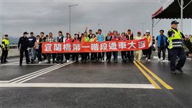 確認結構安全　宜蘭橋開放階段性通車歷經14個月工程，宜蘭橋確認結構安全無虞後，25日宣布第一階段通車，主橋雙向各開放1個快車道、1個慢車道，並區隔出人行空間。（宜蘭縣政府提供）中央社記者沈如峰宜蘭縣傳真　109年10月25日
