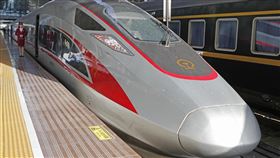 京滬高鐵將推靜音車廂　引發熱議陸媒報導，中國京滬高鐵公司23日宣布，將在12月23日推出「靜音車廂」，但究竟要如何落實靜音，京滬高鐵期盼乘客自律，沒有祭出相應規定，此舉引發輿論熱議。圖為京滬高鐵列車。（中新社提供）中央社　109年10月25日