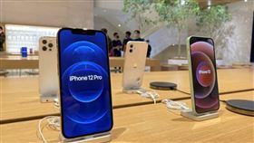 蘋果新5G版iPhone內建光達（LiDAR）功能，法人估台廠供應鏈包括穩懋和聯鈞可望吃補。中央社記者吳家豪攝 109年10月23日