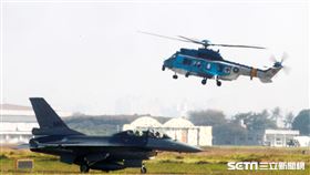 空軍F16V(BLK20)戰機春節加強戰備，全載掛武器裝備緊急起飛捍衛領空安全。（記者邱榮吉/攝影）