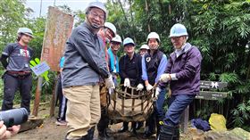 賴清德訪雙溪　體驗傳統工法手作修復步道副總統賴清德（右2）25日前往新北雙溪泰平社區，與農委會副主委陳添壽（右）及在地志工等，一起運用傳統砌石工法手作修復步道。（水保局提供）中央社記者楊淑閔傳真　109年10月25日