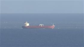 利比亞籍油輪「中殿仙女座號」疑似在英格蘭南部懷特島外海遭到挾持，英國軍方出動特種小艇部隊（SBS）前往救援（圖／美聯社／達志影像）