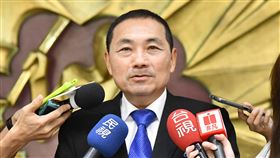 被問民調高  侯友宜：專心市政新北市長侯友宜26日到新北市議會進行市政總質詢前接受媒體聯訪，就美麗島電子報2024總統大選可能人選民調信任度最高一事表示，無論外面風風雨雨如何，他只專心現在最重要的市政工作，把現在的工作做好，才是他所有最在意的一件事。中央社記者王鴻國攝  109年10月26日