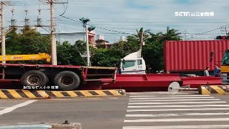 拖板車急煞摔落鋼條　險成絕命終結站