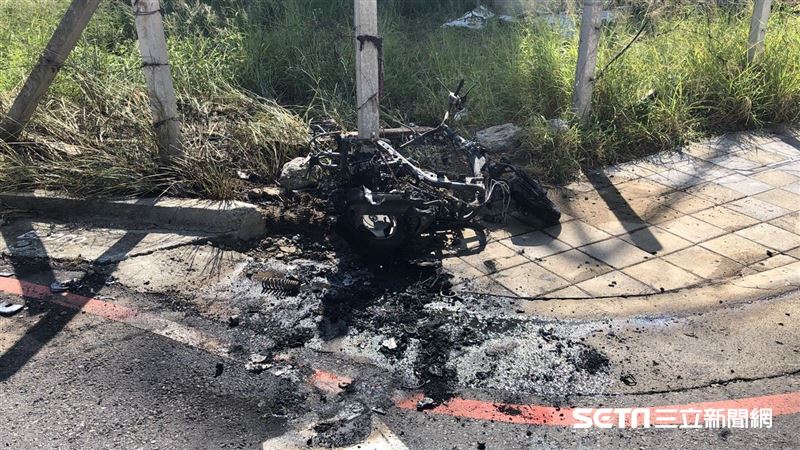 突右轉騎士撞上去　機車陷火海剩骨架