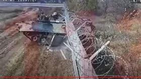戰車配備加農砲！2士兵喝茫…時速88公里「撞機場圍牆」▲。（圖／翻攝自shota sabauri YouTube）