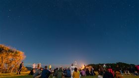 大坵星空藝術饗宴（1）「大坵暗空之夜－動靜」體驗活動25日晚間在馬祖登場，參與者坐躺在大坵草皮上，感受自然風聲、蟲鳴和星空，由肢體藝術家與舞蹈工作者等的身體律動，帶領參與者共同體驗與自然共振的聲音肢體演出，引導觀眾沉浸在無邊際的大坵星夜。（陳鎮東提供）中央社記者邱筠馬祖傳真　109年10月26日