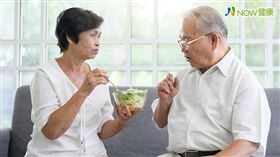 名家專用／NOW健康／近來有研究發現，健康的生活習慣有助於降低失智症發生機率，或延緩明顯症狀的病程，因此40歲就應開始注意血壓、血脂、血糖等三高問題，生活規律，飲食正常，同時不要抽菸並維持運動習慣，都對預防老年失智有所幫助。(勿用)
