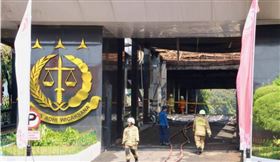 印尼最高檢察署8月22日晚間7時疑遭縱火，火勢至8月23日凌晨才獲得控制。圖為消防隊員在清理現場。中央社記者石秀娟雅加達攝　109年8月23日