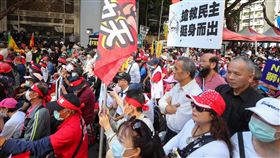 中天換照聽證會　支持者場外抗議NCC（1）國家通訊傳播委員會（NCC）26日在台北舉行中天電視換照聽證會，支持中天群眾集結在會場外，抗議NCC扼殺新聞自由。中央社記者裴禛攝　109年10月26日