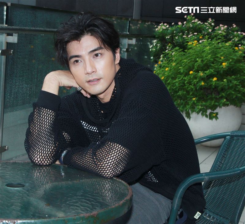 賀軍翔三立新聞網專訪。（記者邱榮吉/攝影）