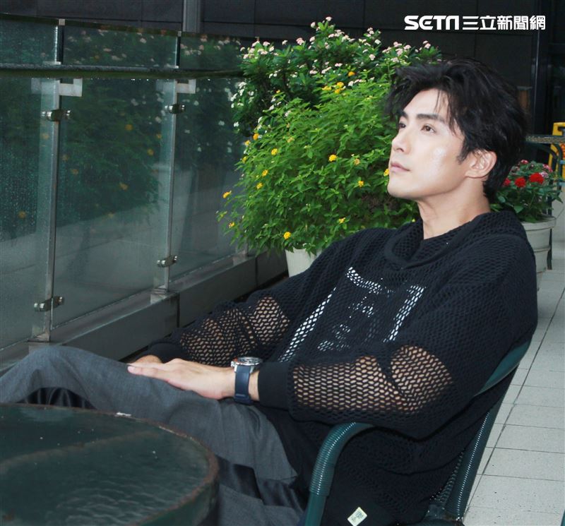 賀軍翔三立新聞網專訪。（記者邱榮吉/攝影）