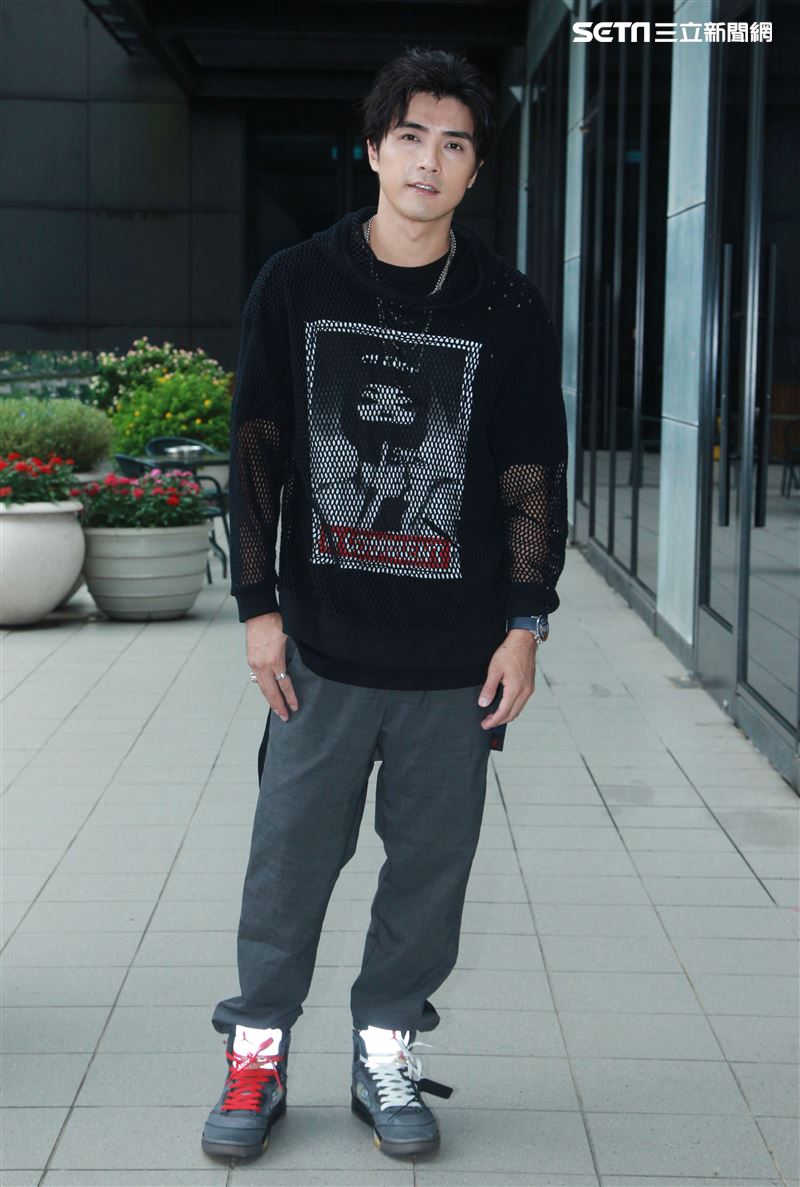 賀軍翔三立新聞網專訪。（記者邱榮吉/攝影）