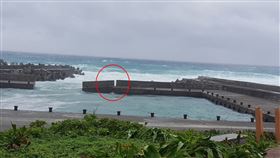 綠島堤防斷裂。（圖／潛水教練俞明宏提供）