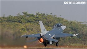 F16V(BLK20)戰機落地後又緊急起飛。（記者邱榮吉/攝影）